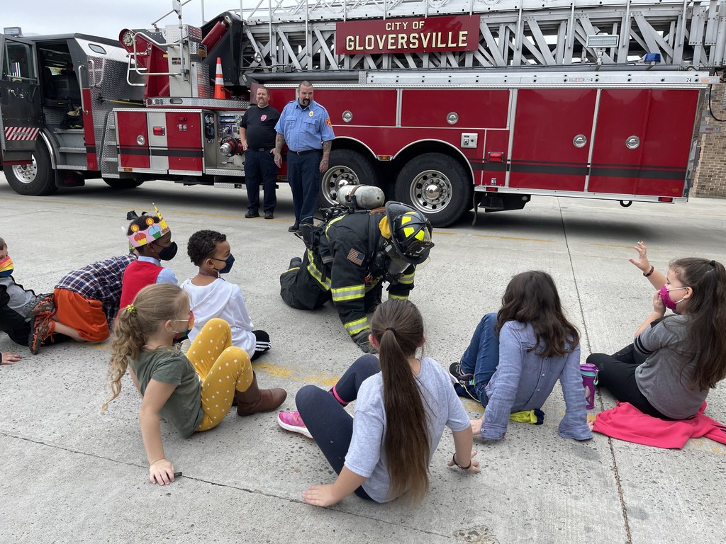 2nd Graders at Kingsborough explore our community helpers!