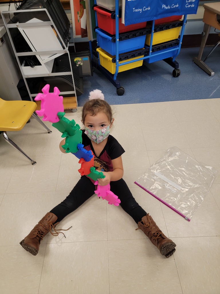 Mrs. Miller's Pre K friends, at Park Terrace, are enjoying their STEM toys during free choice time. These toys encourage us to think and then build. So fun!! 
