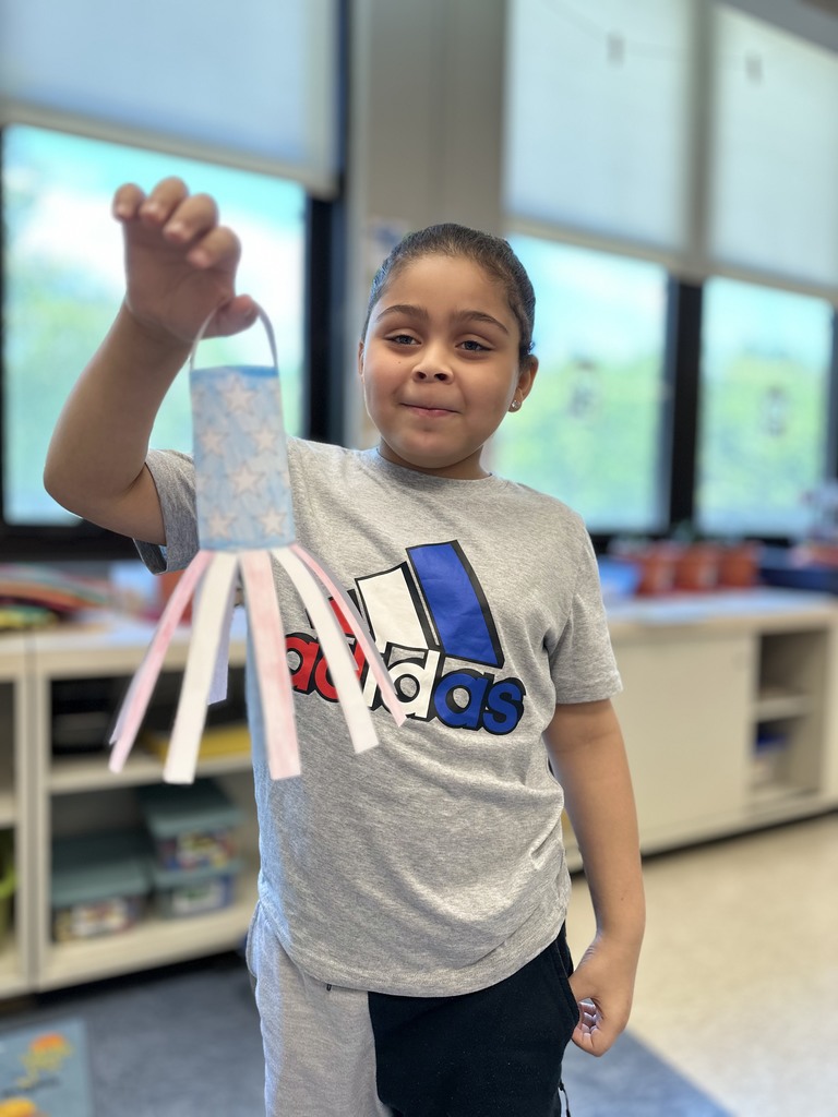 Scholars from Mrs. Yvars and Ms. Rulison’s class in Park Terrace made some Memorial Day crafts!