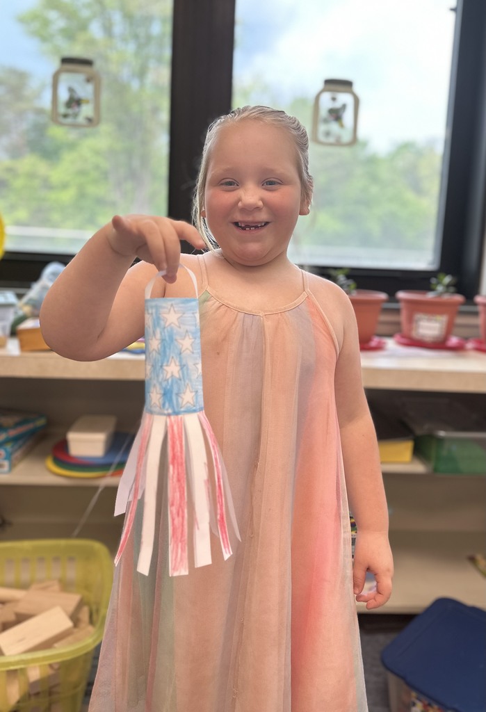 Scholars from Mrs. Yvars and Ms. Rulison’s class in Park Terrace made some Memorial Day crafts!